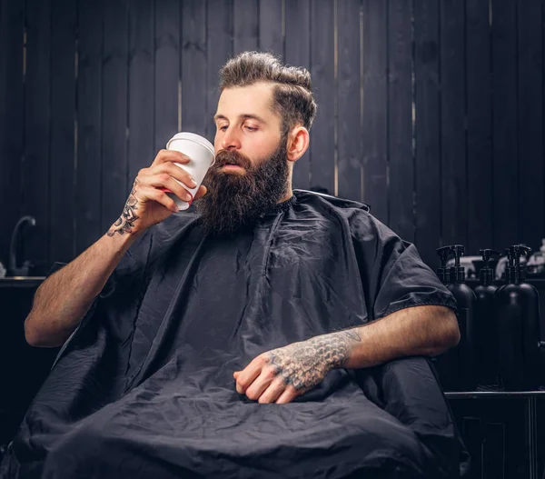 Bonito Barbudo Homem Com Uma Tatuagem Seus Braços Bebe Café — Fotografia de Stock