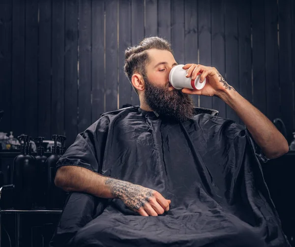 Bonito Barbudo Homem Com Uma Tatuagem Seus Braços Bebe Café — Fotografia de Stock