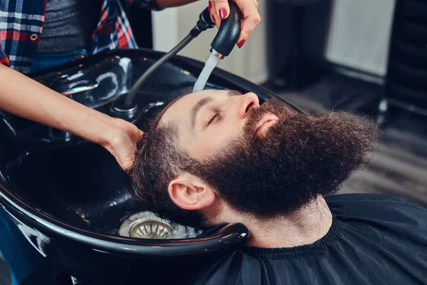 Cabeleireiro Profissional Que Serve Cabeça Lavagem Cliente Lavatório Moda Preto — Fotografia de Stock