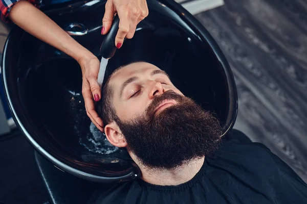 Cabeleireiro Profissional Que Serve Cabeça Lavagem Cliente Lavatório Moda Preto — Fotografia de Stock