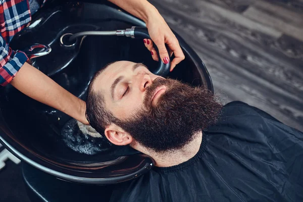 Cabeleireiro Profissional Que Serve Cabeça Lavagem Cliente Lavatório Moda Preto — Fotografia de Stock