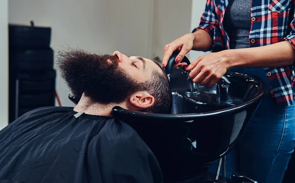 Professionele Kapper Wast Client Hoofd Een Zwart Trendy Wastafel Barbershop — Stockfoto