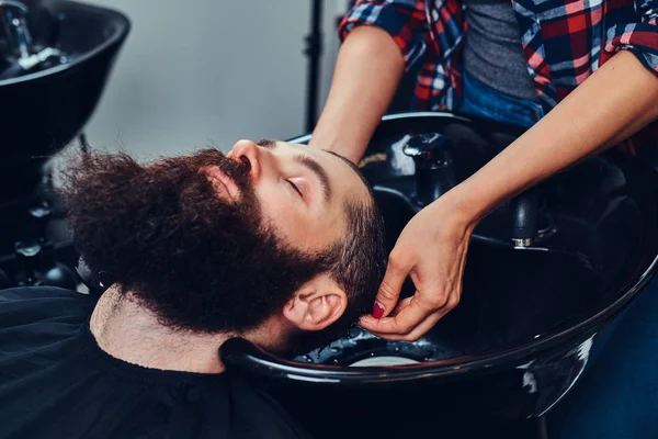 Coiffeur Professionnel Lave Tête Client Dans Lavabo Noir Mode Salon — Photo