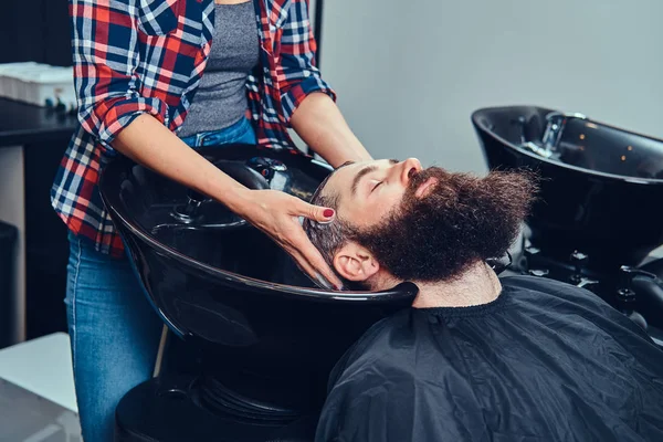 Professionele Kapper Wast Client Hoofd Een Zwart Trendy Wastafel Barbershop — Stockfoto