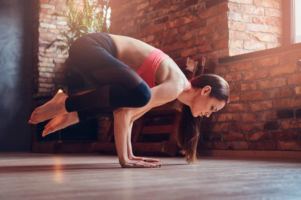 Medelålders Kvinna Attraktiv Balansera Händerna Och Öva Yoga Ett Rum — Stockfoto