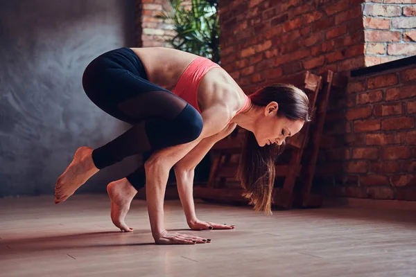Femme Séduisante Âge Moyen Équilibrant Sur Les Mains Pratiquant Yoga — Photo