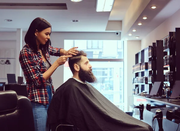 Cabeleireiro Profissional Fazendo Penteado Com Pente Uma Barbearia — Fotografia de Stock