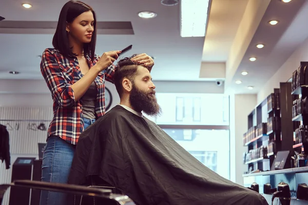 Cabeleireiro Profissional Fazendo Penteado Com Pente Uma Barbearia — Fotografia de Stock