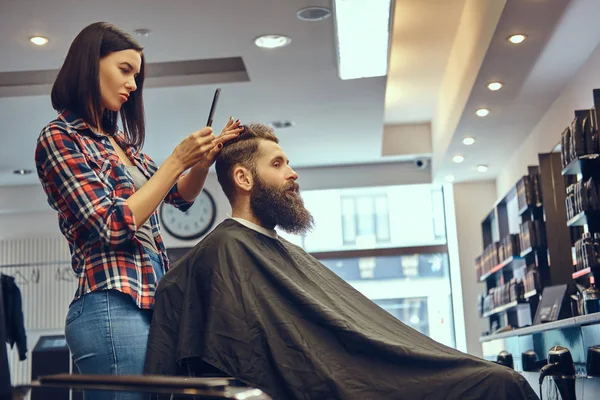 Cabeleireiro Profissional Fazendo Penteado Com Pente Uma Barbearia — Fotografia de Stock