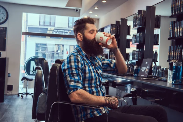 Kjekk Stilig Mann Med Tatovering Armen Kledd Flanellskjorte Drikker Kaffe – stockfoto