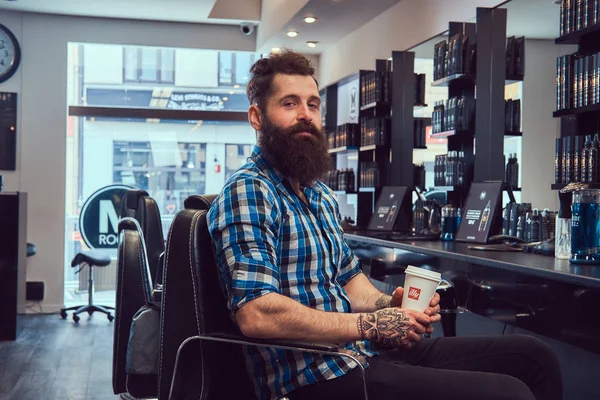 Kjekk Stilig Mann Med Tatovering Armen Kledd Flanellskjorte Drikker Kaffe – stockfoto