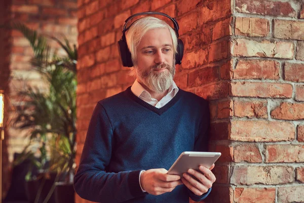 Retrato Anciano Con Una Barba Gris Suéter Usando Una Tableta — Foto de Stock