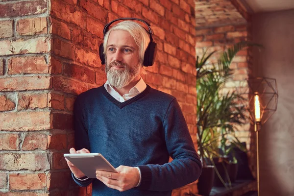 Retrato Anciano Con Una Barba Gris Suéter Usando Una Tableta — Foto de Stock