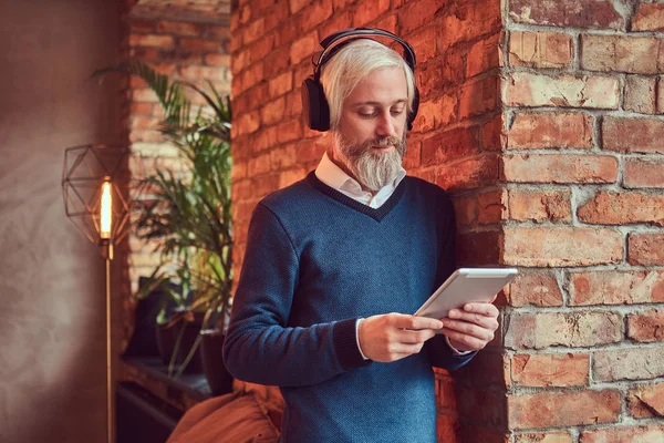 Retrato Anciano Con Una Barba Gris Suéter Usando Una Tableta — Foto de Stock