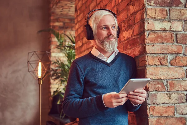 Retrato Anciano Con Una Barba Gris Suéter Usando Una Tableta — Foto de Stock