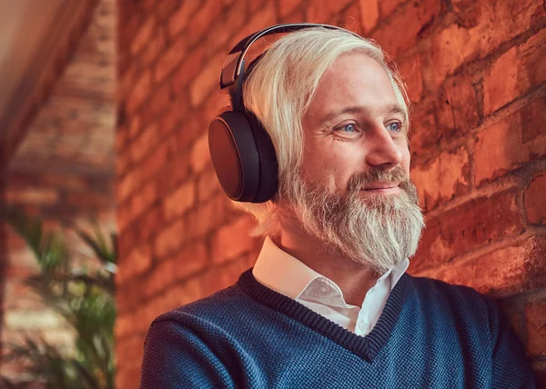 Retrato Cerca Hombre Mayor Guapo Sonriente Escuchando Música Auriculares Apoyados — Foto de Stock