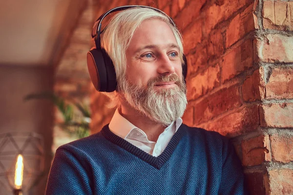Retrato Cerca Hombre Mayor Guapo Sonriente Escuchando Música Auriculares Apoyados — Foto de Stock