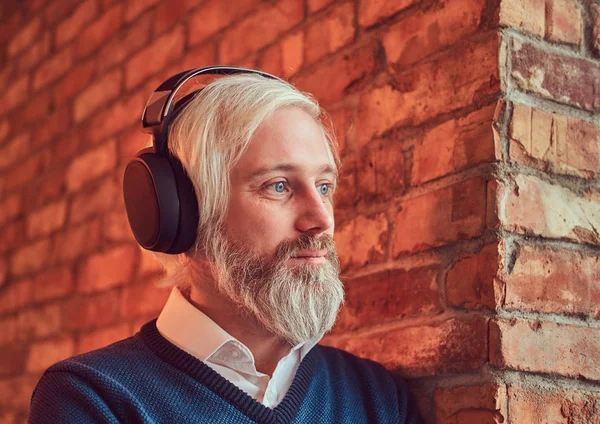 Retrato Cerca Hombre Mayor Guapo Sonriente Escuchando Música Auriculares Apoyados — Foto de Stock