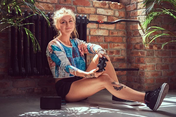 Alkalmi Ruhák Szépség Tetovált Lány Földön Video Játékok Ban Egy — Stock Fotó