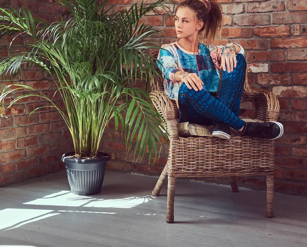 Uma Menina Beleza Roupas Casuais Senta Uma Cadeira Uma Sala — Fotografia de Stock