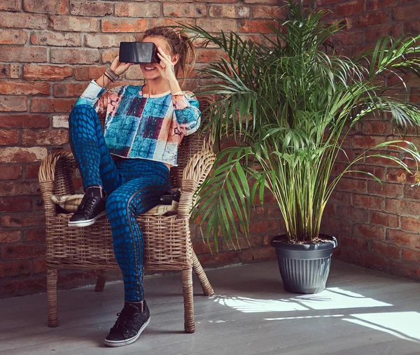 Uma Menina Beleza Roupas Casuais Senta Uma Cadeira Uma Sala — Fotografia de Stock