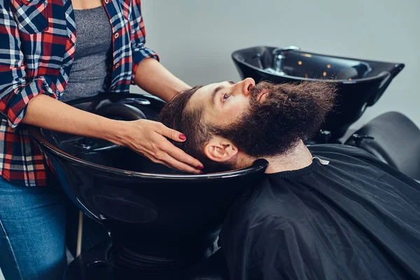 Cabeleireiro Profissional Que Serve Cabeça Lavagem Cliente Lavatório Moda Preto — Fotografia de Stock