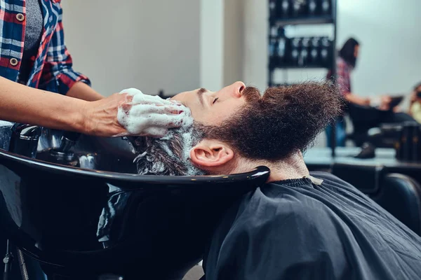 Professioneller Friseur Wäscht Kundenhaare Einem Friseursalon — Stockfoto