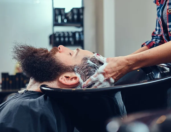 Coiffeur Professionnel Lavant Les Cheveux Client Dans Salon Coiffure — Photo