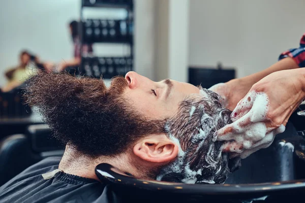Bir Berber Dükkanı Istemci Saç Yıkama Profesyonel Kuaför — Stok fotoğraf
