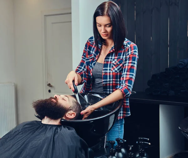 Cabeleireiro Profissional Lavar Cabelo Cliente Uma Barbearia — Fotografia de Stock