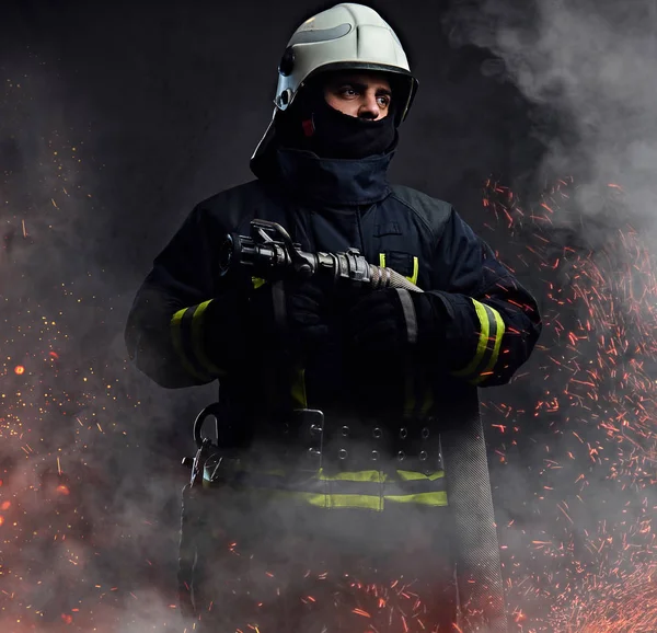 Bombeiro Profissional Uniforme Segura Mangueira Incêndio Faíscas Fogo Fuma Sobre — Fotografia de Stock