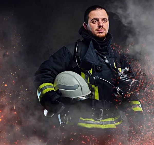 Bombeiro Profissional Vestido Uniforme Segurando Capacete Segurança Faíscas Fogo Fumaça — Fotografia de Stock