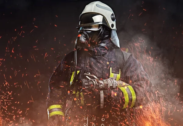 Ein Berufsfeuerwehrmann Uniform Und Sauerstoffmaske Steht Feuerfunken Und Rauch Vor — Stockfoto