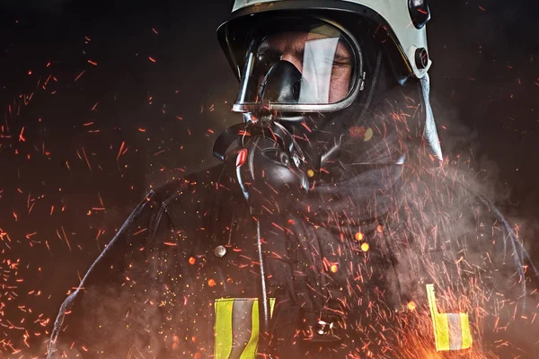 Bombeiro Profissional Vestido Uniforme Uma Máscara Oxigênio Faíscas Fogo Fumaça — Fotografia de Stock