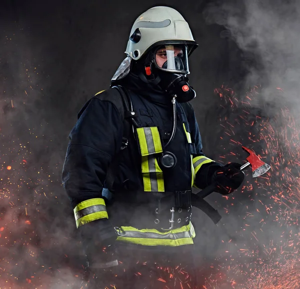 Bombero Vestido Con Uniforme Una Máscara Oxígeno Sostiene Hacha Roja — Foto de Stock