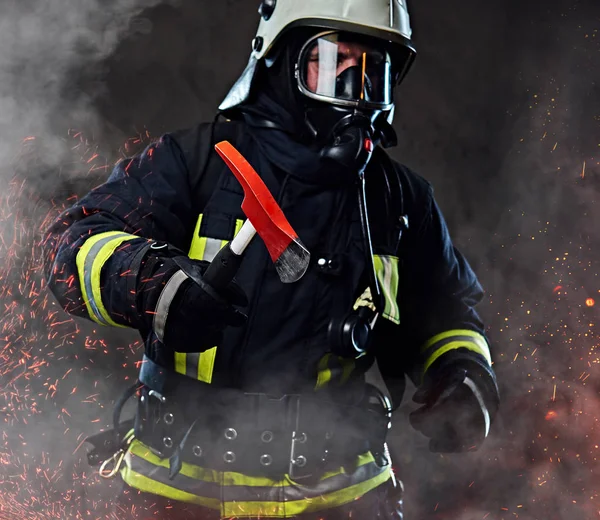 Pompier Vêtu Uniforme Masque Oxygène Tient Une Hache Rouge Debout — Photo