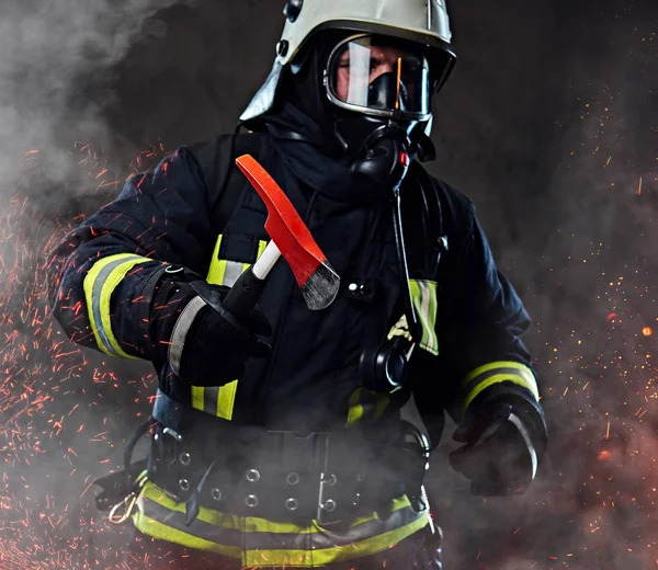 Ein Feuerwehrmann Uniform Und Sauerstoffmaske Hält Eine Rote Axt Feuerfunken — Stockfoto