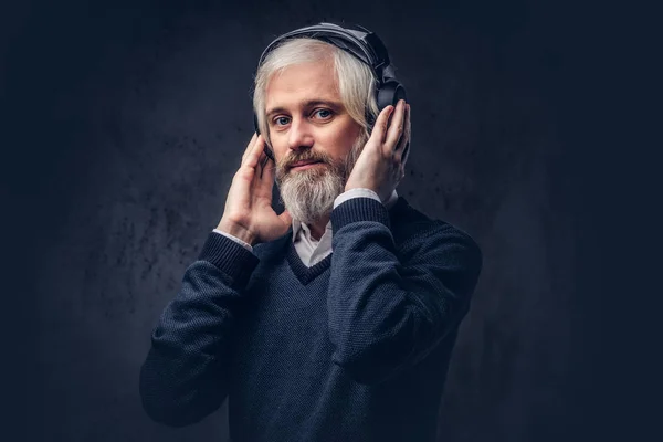 Close Πορτρέτο Της Ένας Όμορφος Ανώτερος Άνθρωπος Ακούτε Μουσική Στα — Φωτογραφία Αρχείου