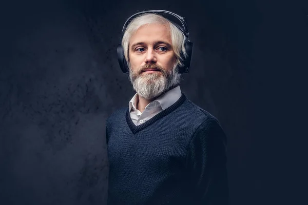 Yakın Çekim Yakışıklı Bir Komuta Sizde Kulaklık Müzik Dinlemek Portresi — Stok fotoğraf