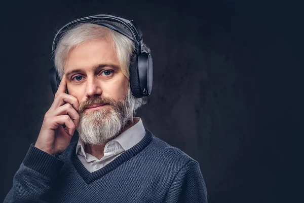 Retrato Cerca Apuesto Hombre Mayor Escuchando Música Auriculares Aislado Fondo — Foto de Stock