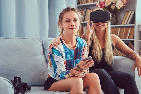 Twee Jonge Vriendinnen Casual Kleding Met Plezier Met Virtual Reality — Stockfoto