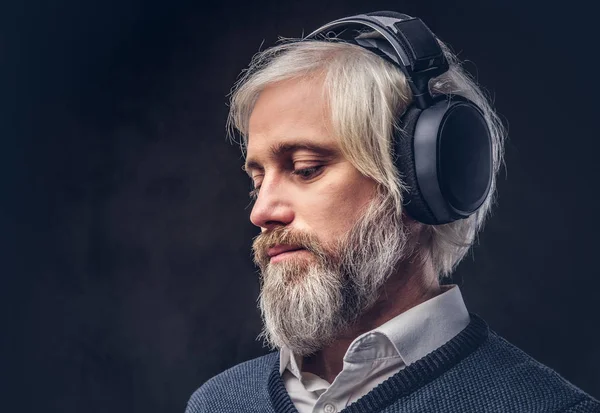 Retrato Cerca Apuesto Hombre Mayor Escuchando Música Auriculares Aislado Fondo — Foto de Stock