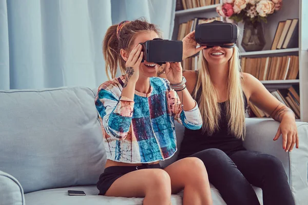 Dos Novias Jóvenes Ropa Casual Que Divierten Con Dispositivo Gafas — Foto de Stock