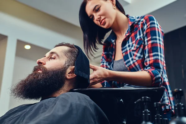 Professionele Kapper Afvegen Met Een Handdoek Het Wassen Van Hoofd — Stockfoto