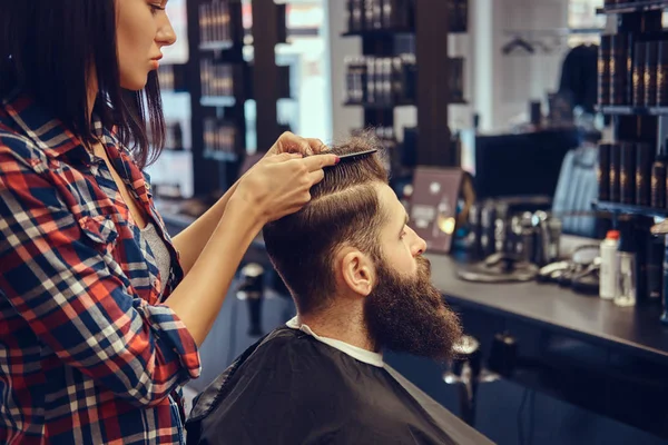 Cabeleireiro Profissional Fazendo Penteado Com Pente Uma Barbearia — Fotografia de Stock