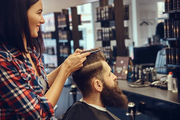 Cabeleireiro Profissional Fazendo Penteado Com Pente Uma Barbearia — Fotografia de Stock