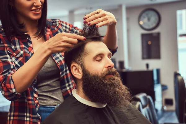Cabeleireiro Profissional Fazendo Penteado Com Pente Uma Barbearia — Fotografia de Stock