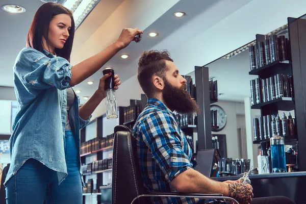 Bonito Macho Barbudo Elegante Com Uma Tatuagem Braço Vestido Com — Fotografia de Stock