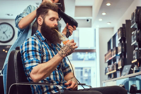 Гарний Стильний Бородатий Чоловік Татуюванням Руці Одягнений Фланелеву Сорочку Сік — стокове фото