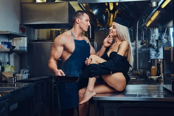 Una Cameriera Sexy Lingerie Siede Sul Tavolo Flirta Con Cuoco — Foto Stock